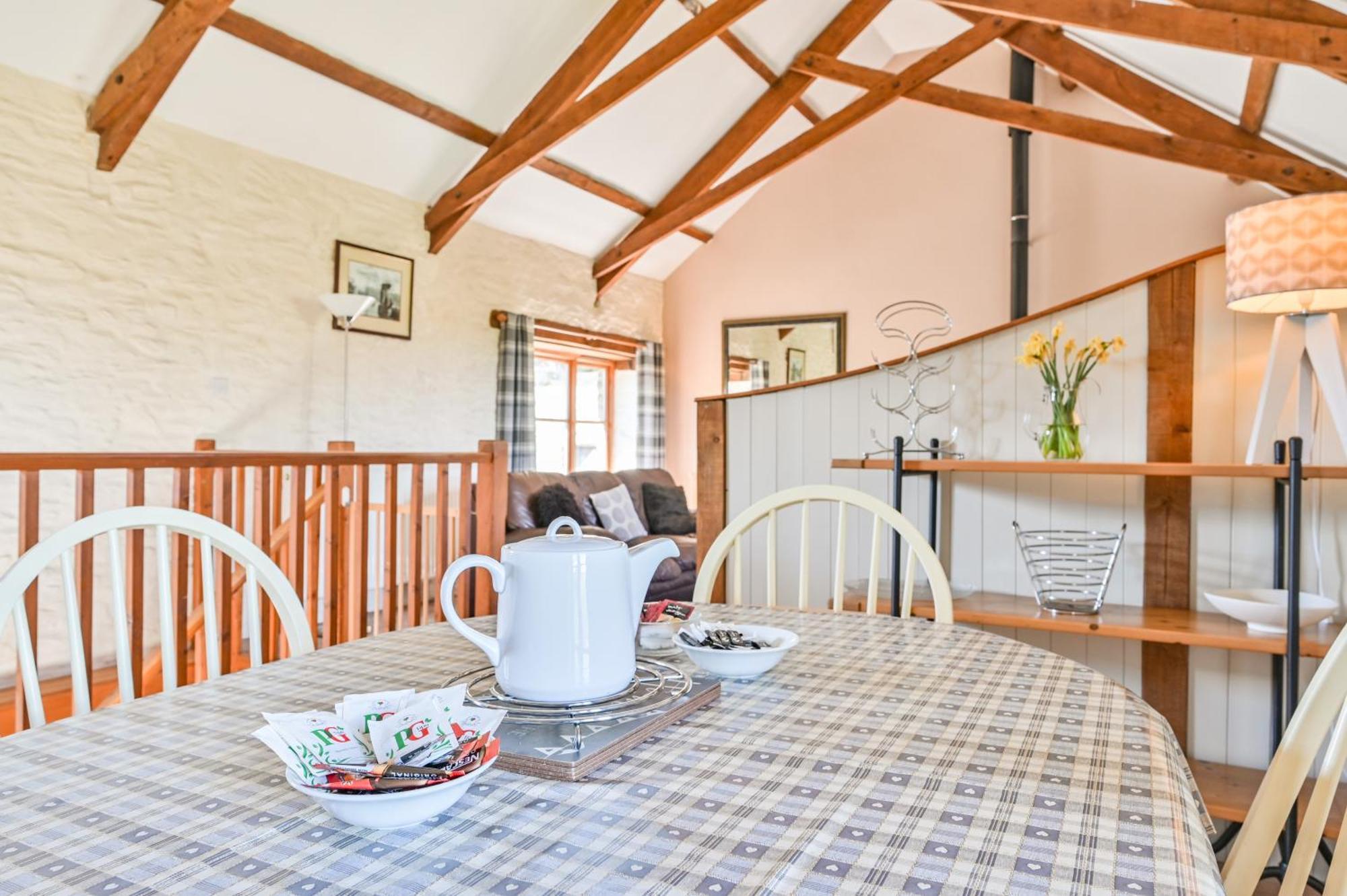 Polean Farm Cottages - With Free Animal Feeding And Pony Rides And Free Access To A Nearby Pool Looe Ruang foto