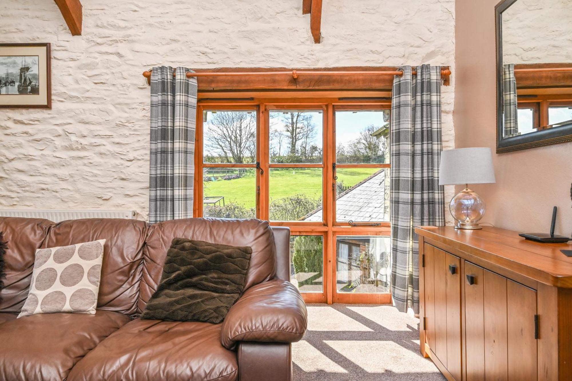 Polean Farm Cottages - With Free Animal Feeding And Pony Rides And Free Access To A Nearby Pool Looe Ruang foto