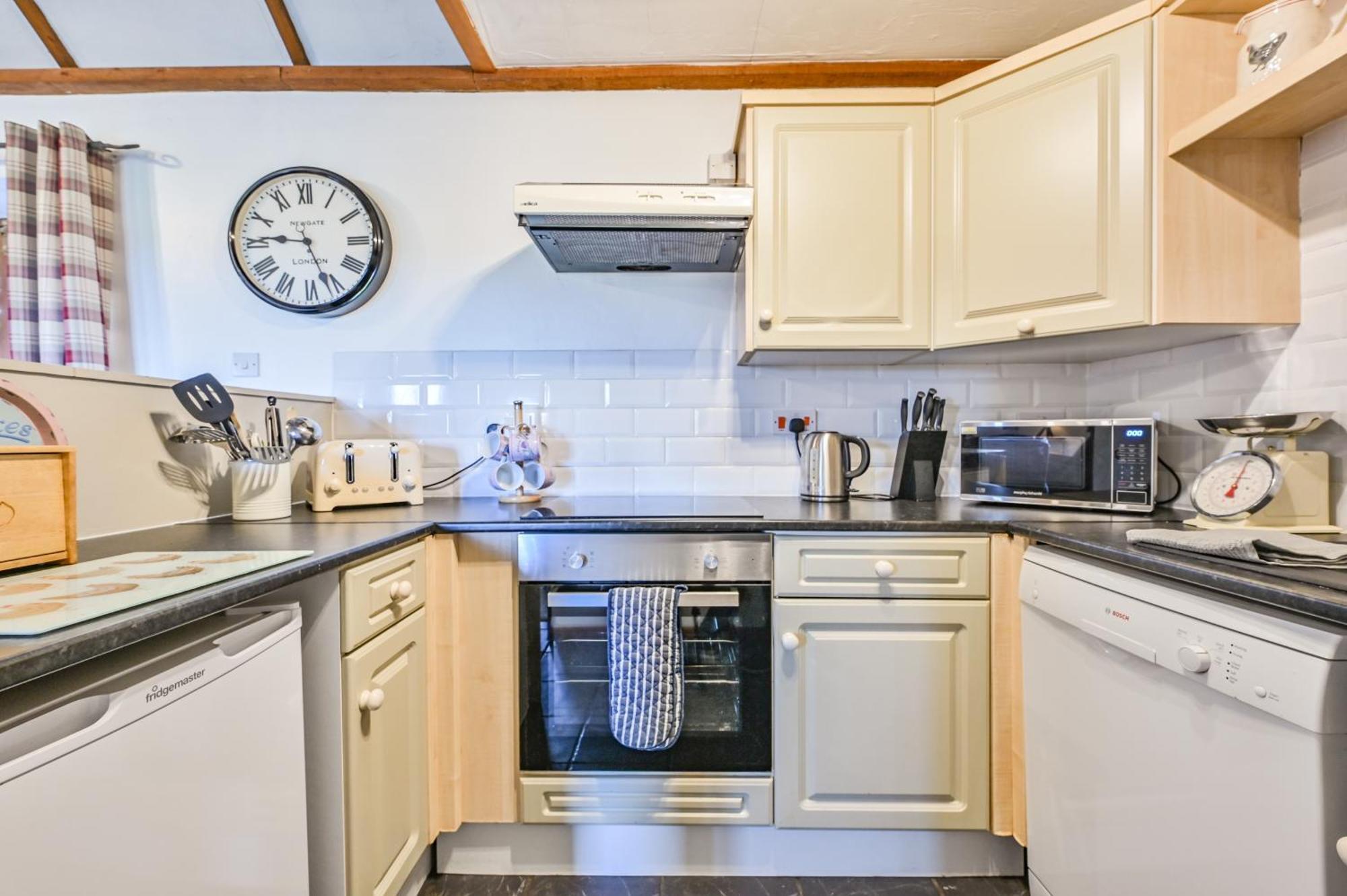 Polean Farm Cottages - With Free Animal Feeding And Pony Rides And Free Access To A Nearby Pool Looe Ruang foto
